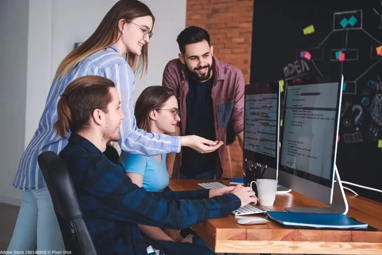 Bachelor Professional in IT mit Digitalteam bei der gemeinsamen Arbeit an Softwarecode und IT-Projekten