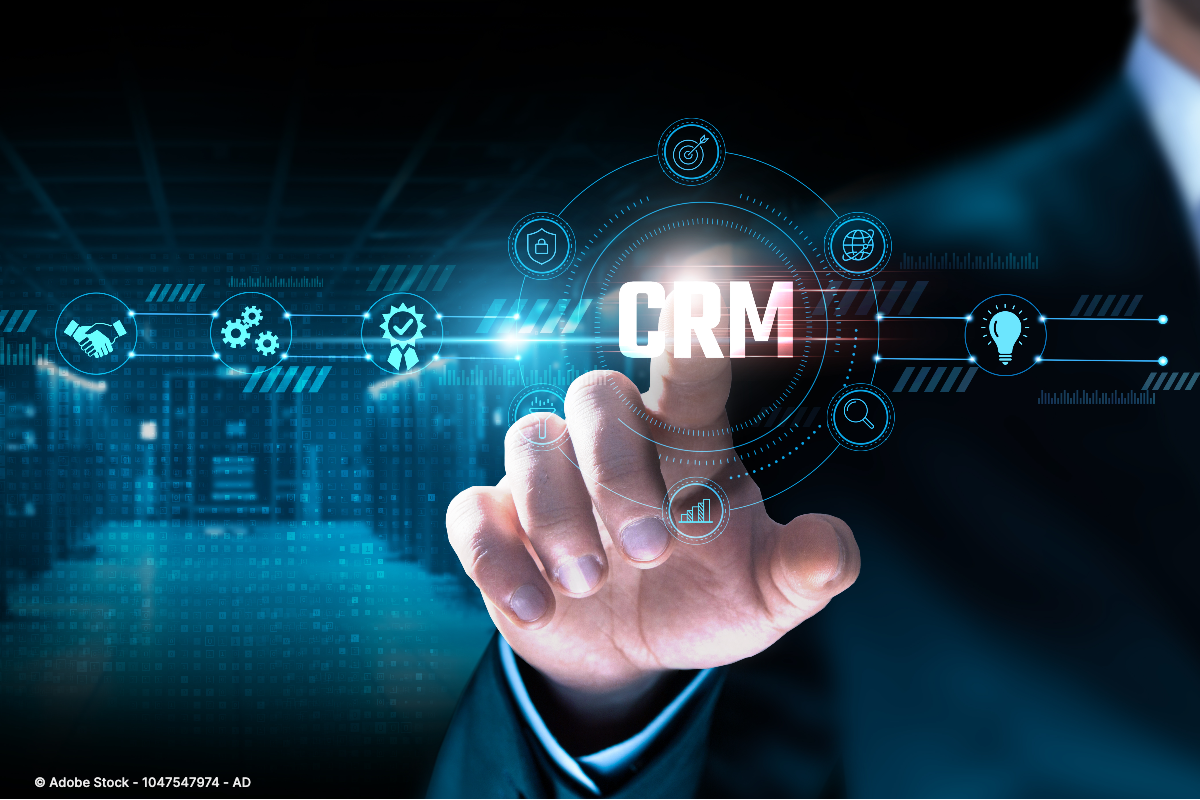 Eine Hand bedient eine digitale CRM-Oberfläche mit vernetzten Symbolen und veranschaulicht die Funktionen moderner Immobilienmakler CRM Software.